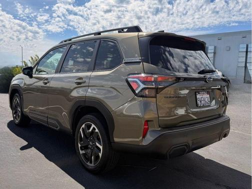 Autumn Green Metallic 2025 Subaru Forester Limited