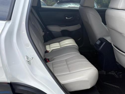 White 2023 Honda HR-V EX-L