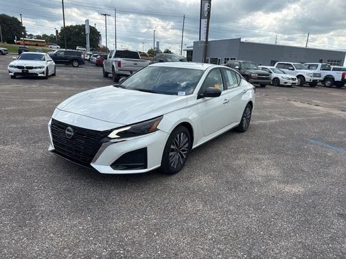 Glacier White 2025 Nissan Altima SV