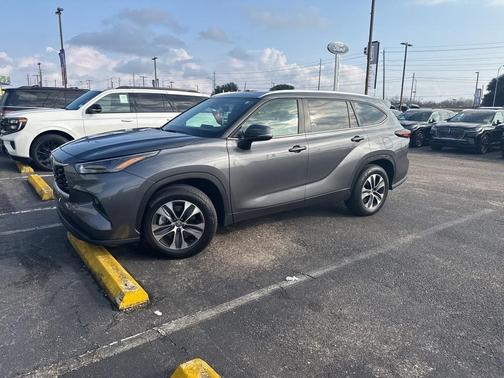 2024 Toyota Highlander LE