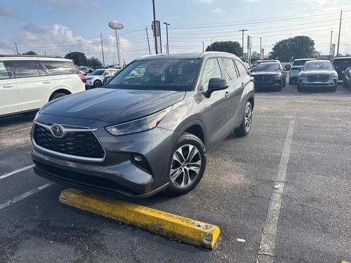 2024 Toyota Highlander LE