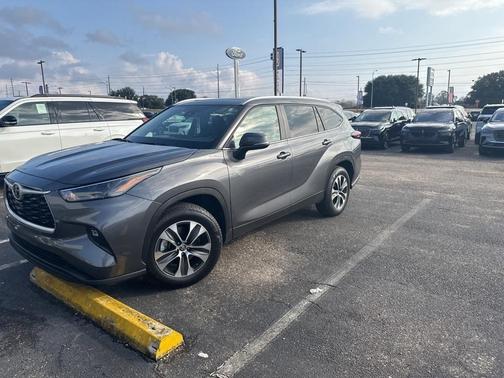 2024 Toyota Highlander LE