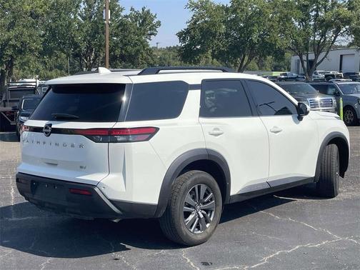 2023 Nissan Pathfinder SV