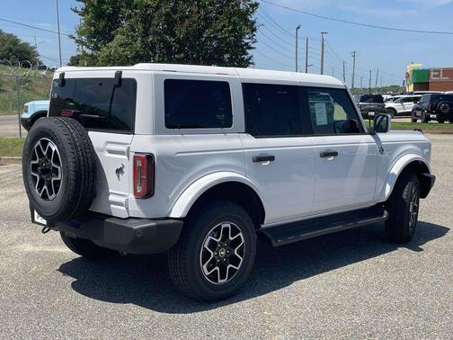 Oxford White 2026 Ford Bronco Outer Banks