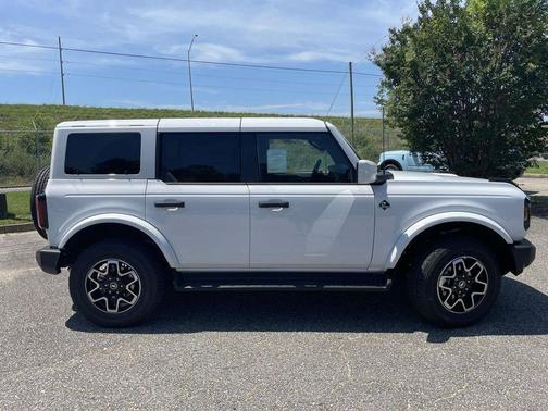 Oxford White 2026 Ford Bronco Outer Banks