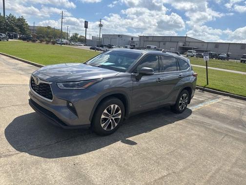 Magnetic Gray Metallic 2021 Toyota Highlander XLE