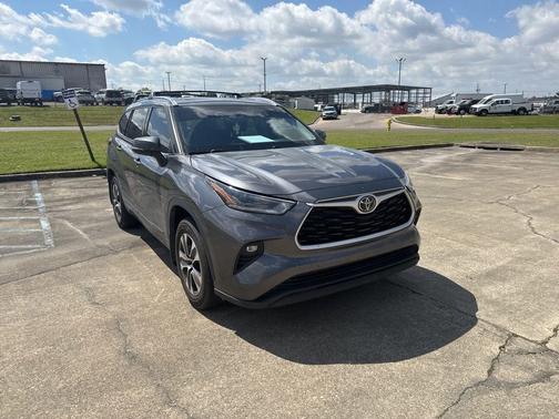 Magnetic Gray Metallic 2021 Toyota Highlander XLE