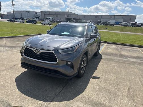 Magnetic Gray Metallic 2021 Toyota Highlander XLE
