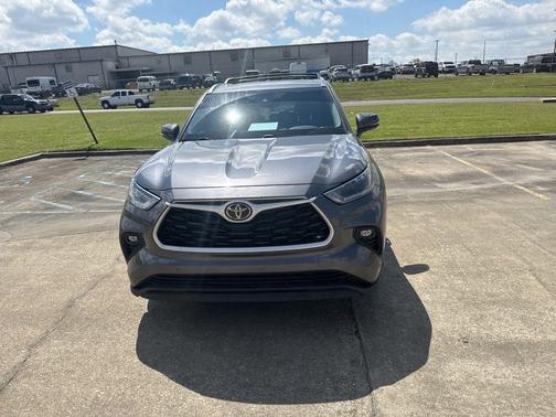 Magnetic Gray Metallic 2021 Toyota Highlander XLE