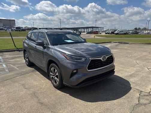 Magnetic Gray Metallic 2021 Toyota Highlander XLE