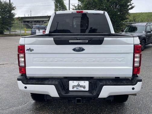 Oxford White 2022 Ford F-250 Lariat