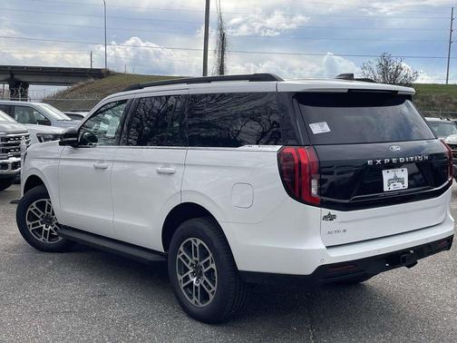 Star White 2026 Ford Expedition Active