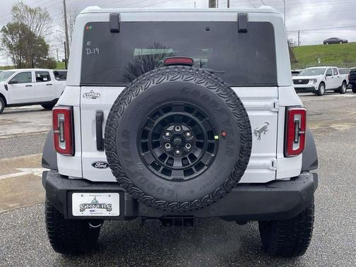 Oxford White 2026 Ford Bronco Outer Banks