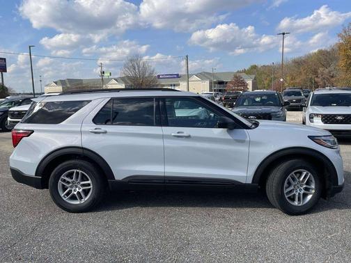 Space White Metallic 2026 Ford Explorer Active