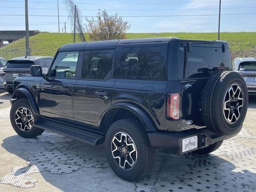 Shadow Black 2026 Ford Bronco Outer Banks