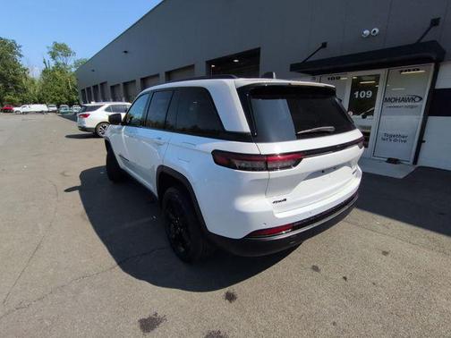 Bright White Clearcoat 2023 Jeep Grand Cherokee Limited