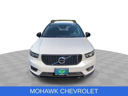 Crystal White Metallic 2022 Volvo XC40 T5 R-Design