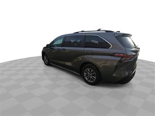 2022 Toyota Sienna LE