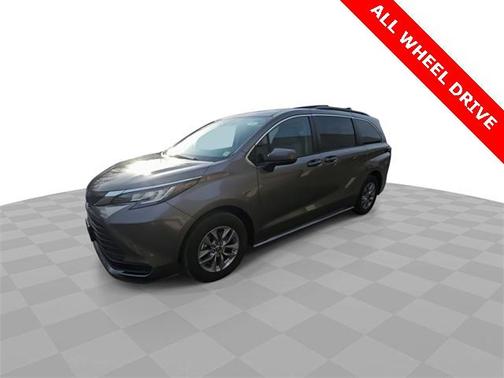 2022 Toyota Sienna LE