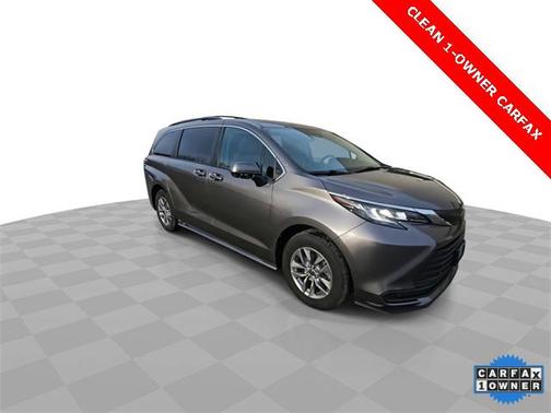 2022 Toyota Sienna LE