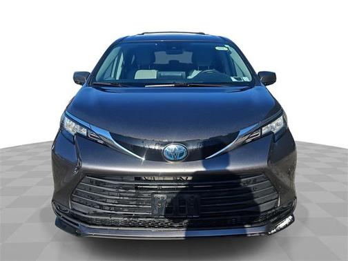2022 Toyota Sienna LE