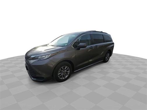 2022 Toyota Sienna LE