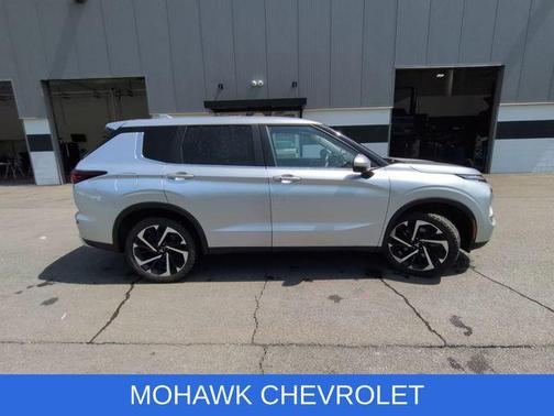 Mercury Gray Metallic 2022 Mitsubishi Outlander SE