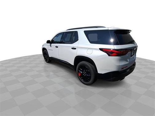 Iridescent Pearl Tricoat 2024 Chevrolet Traverse Premier
