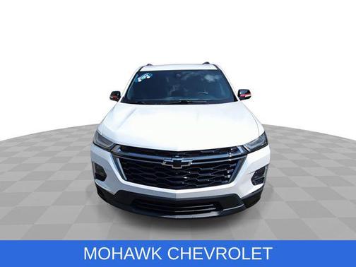 Iridescent Pearl Tricoat 2024 Chevrolet Traverse Premier