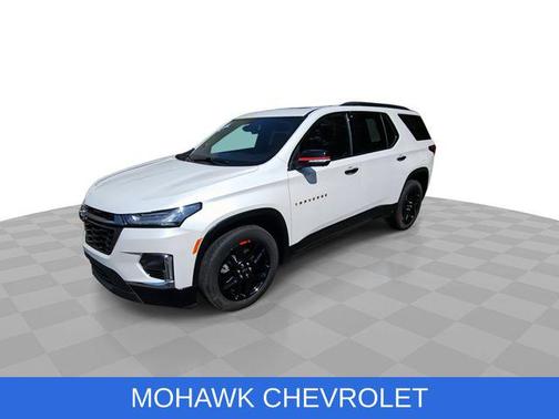 Iridescent Pearl Tricoat 2024 Chevrolet Traverse Premier