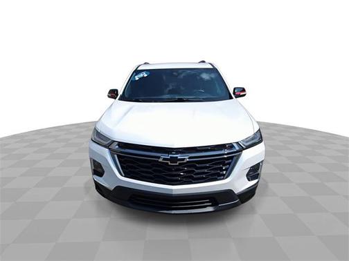 Iridescent Pearl Tricoat 2024 Chevrolet Traverse Premier