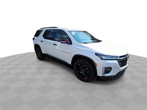 Iridescent Pearl Tricoat 2024 Chevrolet Traverse Premier