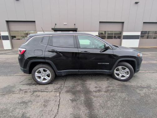 Diamond Black Crystal Pearlcoat 2023 Jeep Compass Sport
