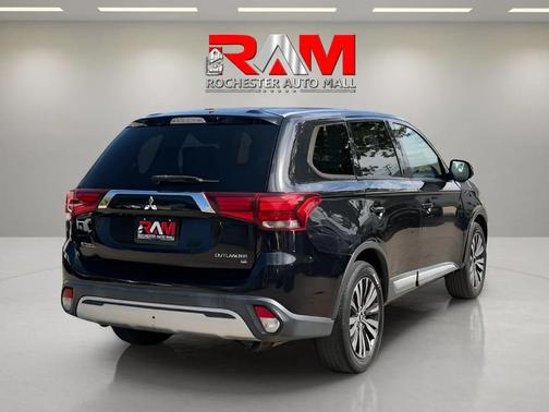 Labrador Black Metallic 2019 Mitsubishi Outlander SE
