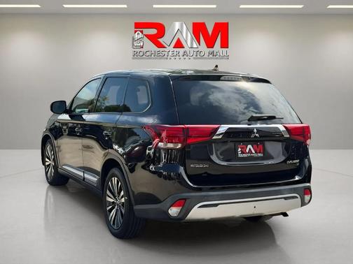 Labrador Black Metallic 2019 Mitsubishi Outlander SE