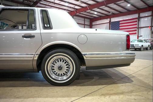 1992 Lincoln Town Car Signature