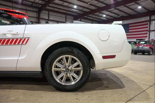 2005 Ford Mustang Deluxe