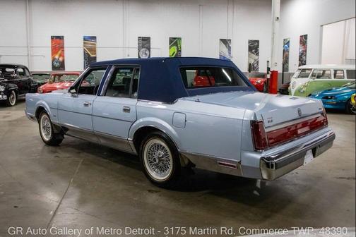 1986 Lincoln Town Car Base 4dr Sedan