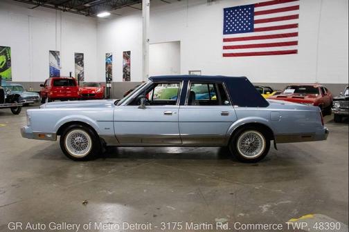 1986 Lincoln Town Car Base 4dr Sedan
