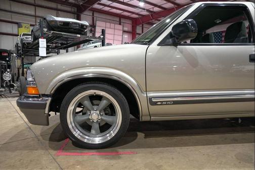 2000 Chevrolet S-10 Base