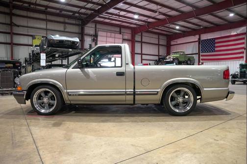 2000 Chevrolet S-10 Base