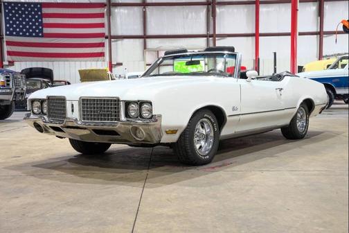 White 1972 Oldsmobile Cutlass Supreme Base