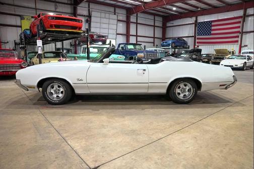 White 1972 Oldsmobile Cutlass Supreme Base