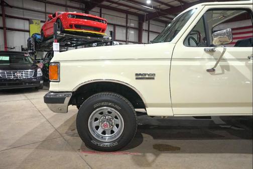 1990 Ford Bronco Custom 2dr 4WD SUV