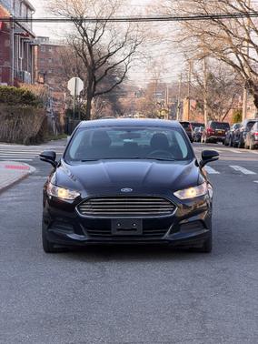 Black 2016 Ford Fusion SE