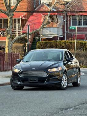 Black 2016 Ford Fusion SE