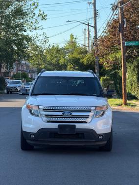 White 2015 Ford Explorer XLT