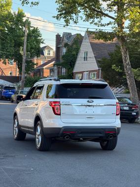 White 2015 Ford Explorer XLT