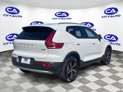 Crystal White Metallic 2023 Volvo XC40 B5 Core
