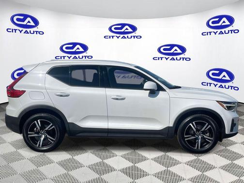 Crystal White Metallic 2023 Volvo XC40 B5 Core